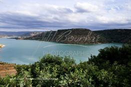 Image du Maroc Professionnelle de  Le Barrage Allal Al Fassi est situé dans la Province de Sefrou sur Oued Sebou avec un volume de stockage de 63.7 Mm3, il contrôle un bassin versant de 5.400 km2. Ce Barrage a été mis en service en 1990. But de l'ouvrage  production d'électricité, irrigation et protection contre les crues, 8 septembre 2005. Photo / Abdeljalil Bounhar)